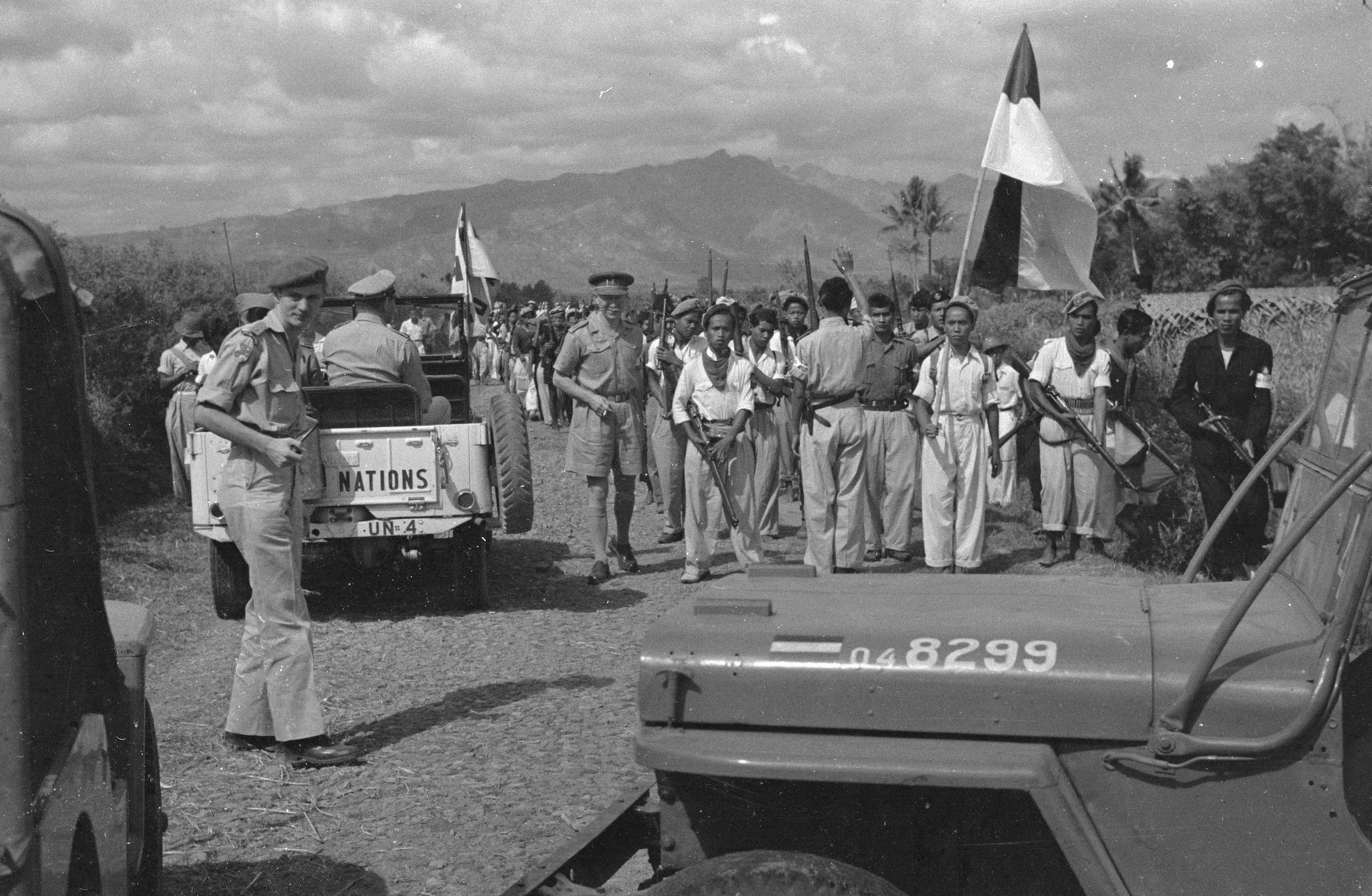 Ontmoeting op een landweg tussen officieren van het Indonesische- en het Nederlandse leger in oktober 1949. Er zijn vertegenwoordigers van de Verenigde Naties aanwezig