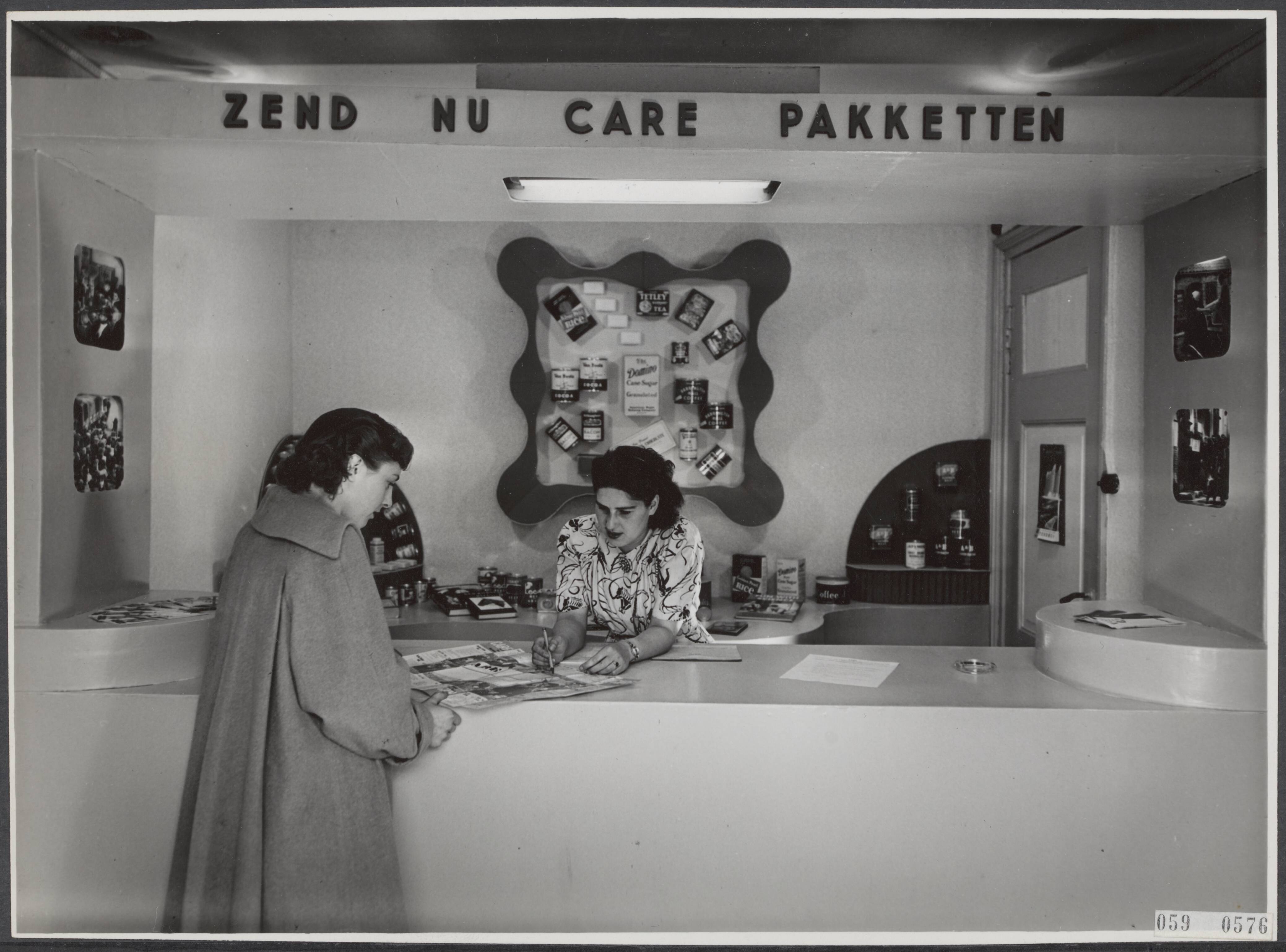 Een foto van een CARE bureau aan de Javastraat 14, Den Haag, 1946