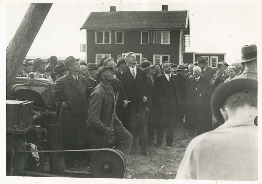 Een menigte tijdens de opening van het werkdorp in 1934.