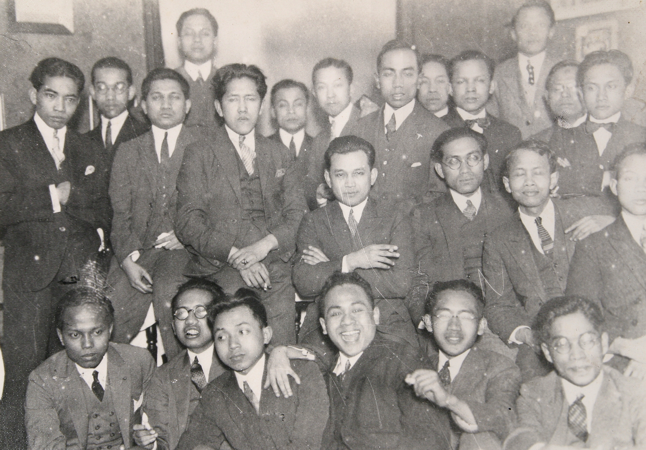 Bijeenkomst van de Perhimpunan Indonesia, waarschijnlijk in Leiden tussen ca. 1924 en 1927. Mohammed Hatta staat op de bovenste rij als zesde van links | KITLV