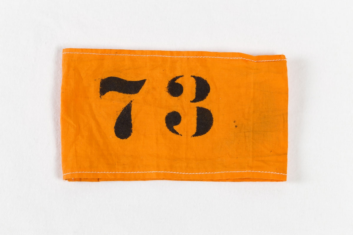 Armband gedragen door Sonja v/d Hert-Bronkhorst. Zij werd in kamp Westerbork bevrijd en droeg deze armband tijdens werkzaamheden in het kamp na de komst van de eerste NSB'ers in kamp Westerbork.