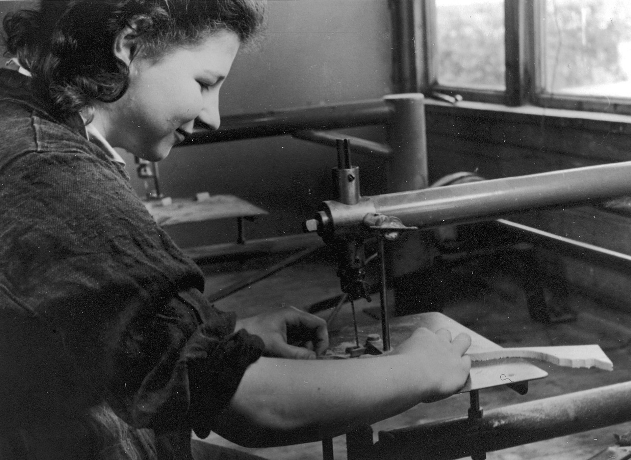 Rita Lensink-Bosman (1927) aan het figuurzagen in de Westerborkfilm.