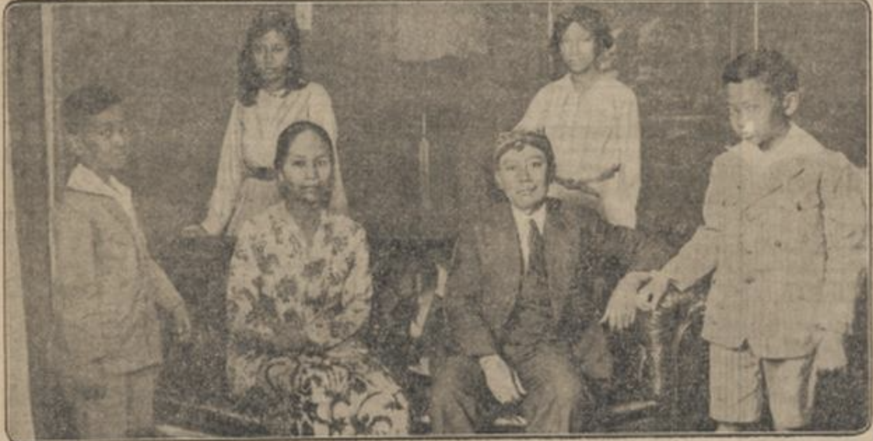 Foto in het Leeuwarder Nieuwsblad van 14 juli 1930 van de familie Soejono tijdens een bezoek aan Nederland. De tienjarige Irawan staat rechts op de foto. 