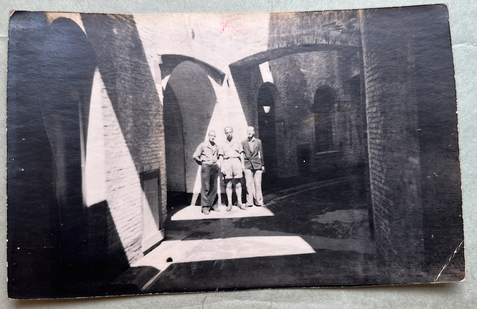 Foto gemaakt op Fort Honswijk op 27 mei 1947, de dag voor vertrek.