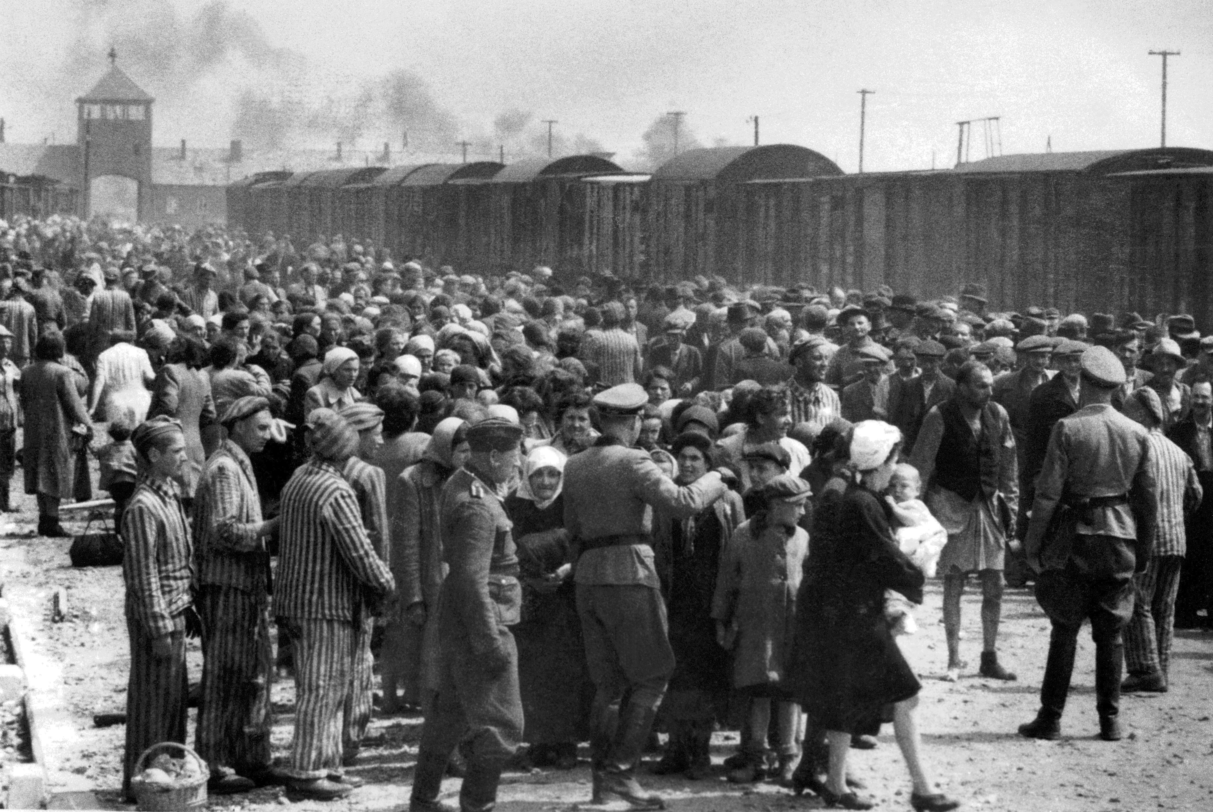 Selectie van Hongaarse Joden op het perron van Auschwitz-Birkenau in mei of juni 1944.