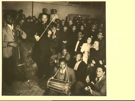 Foto van een viering van lebaran, de Indonesische Islamitische feestdag, georganiseerd door Slamet Faiman. Lebaran viel in 1945 begin september dus het feest vond hoogstwaarschijnlijk plaats na de bevrijding van Nederland.