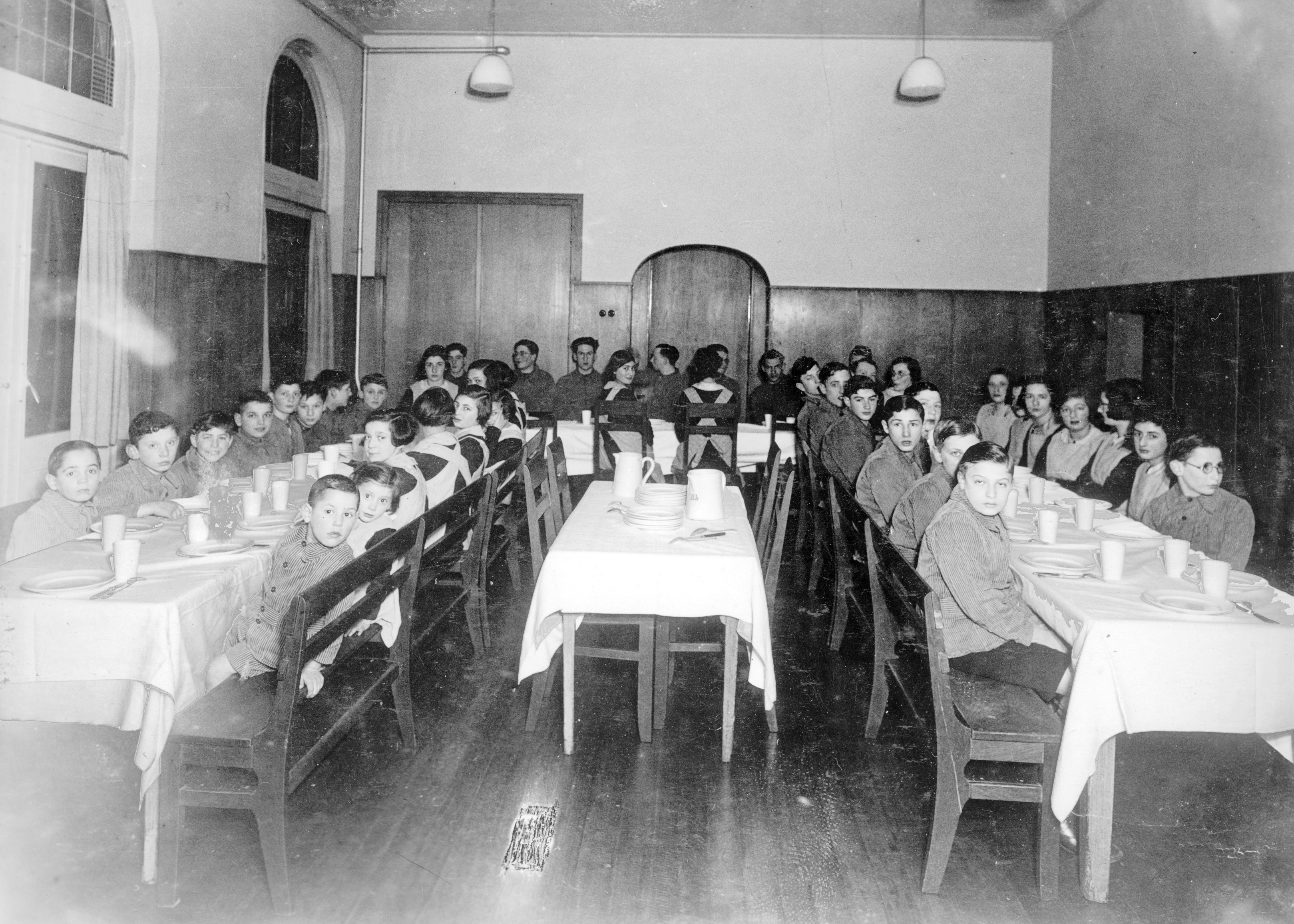 De eetzaal van het Centraal Israëlitisch Weeshuis in 1932
