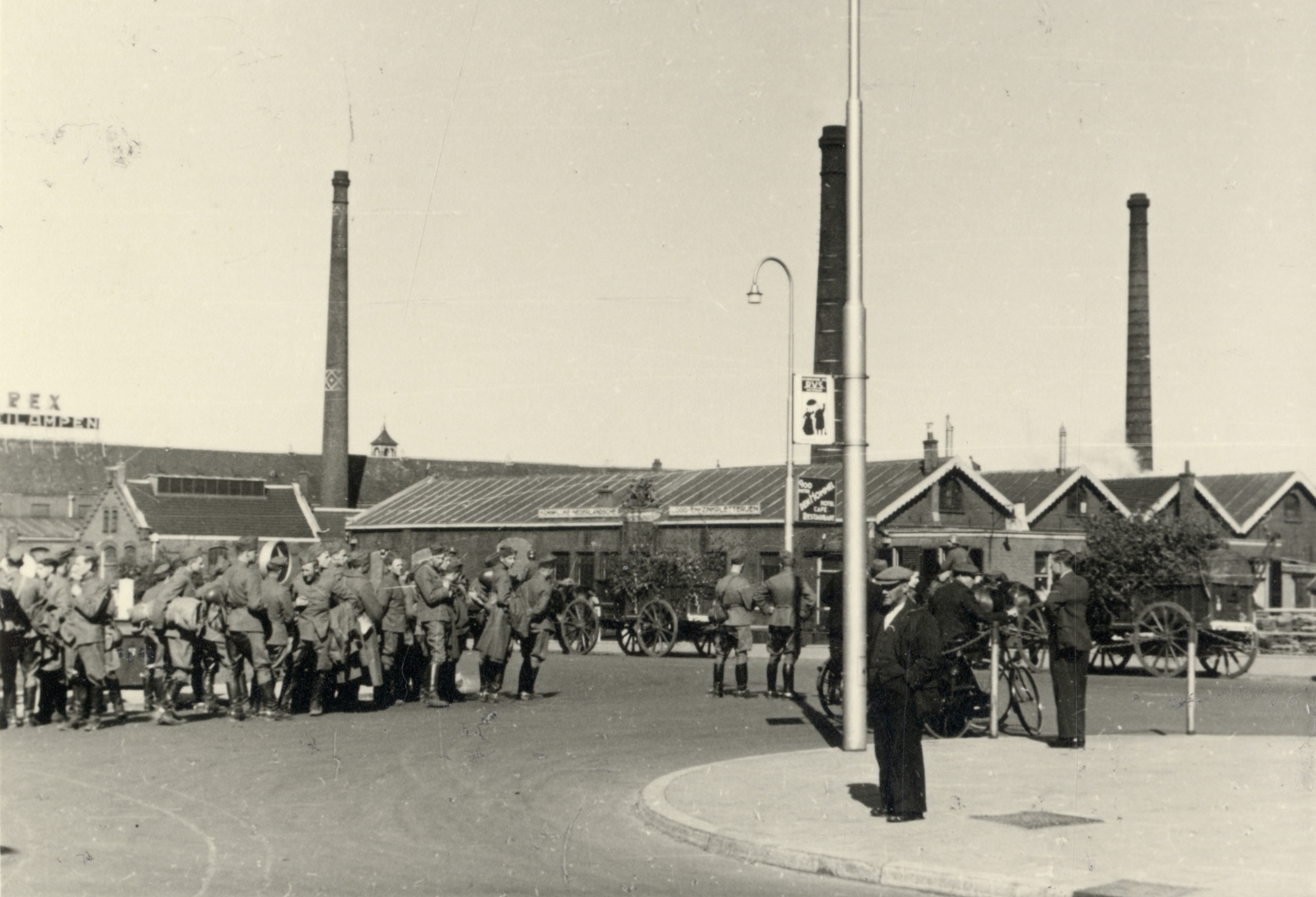 Gevangen genomen Nederlandse militairen in mei 1940 voor de Lood- en Zinkpletterij A.D. Hamburger.