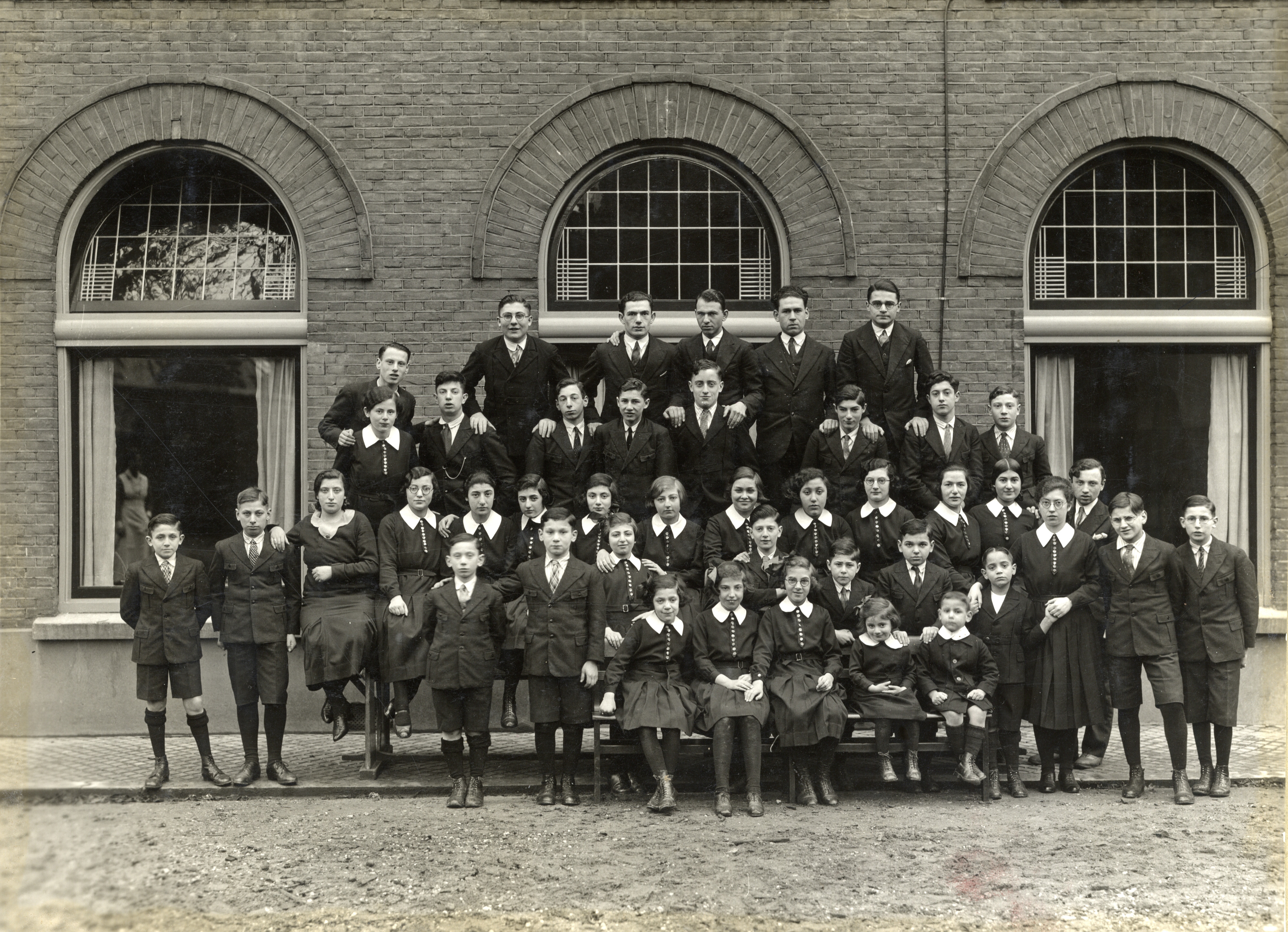 Groepsfoto van weeskinderen van het Centraal Israëlietisch Weeshuis in 1932