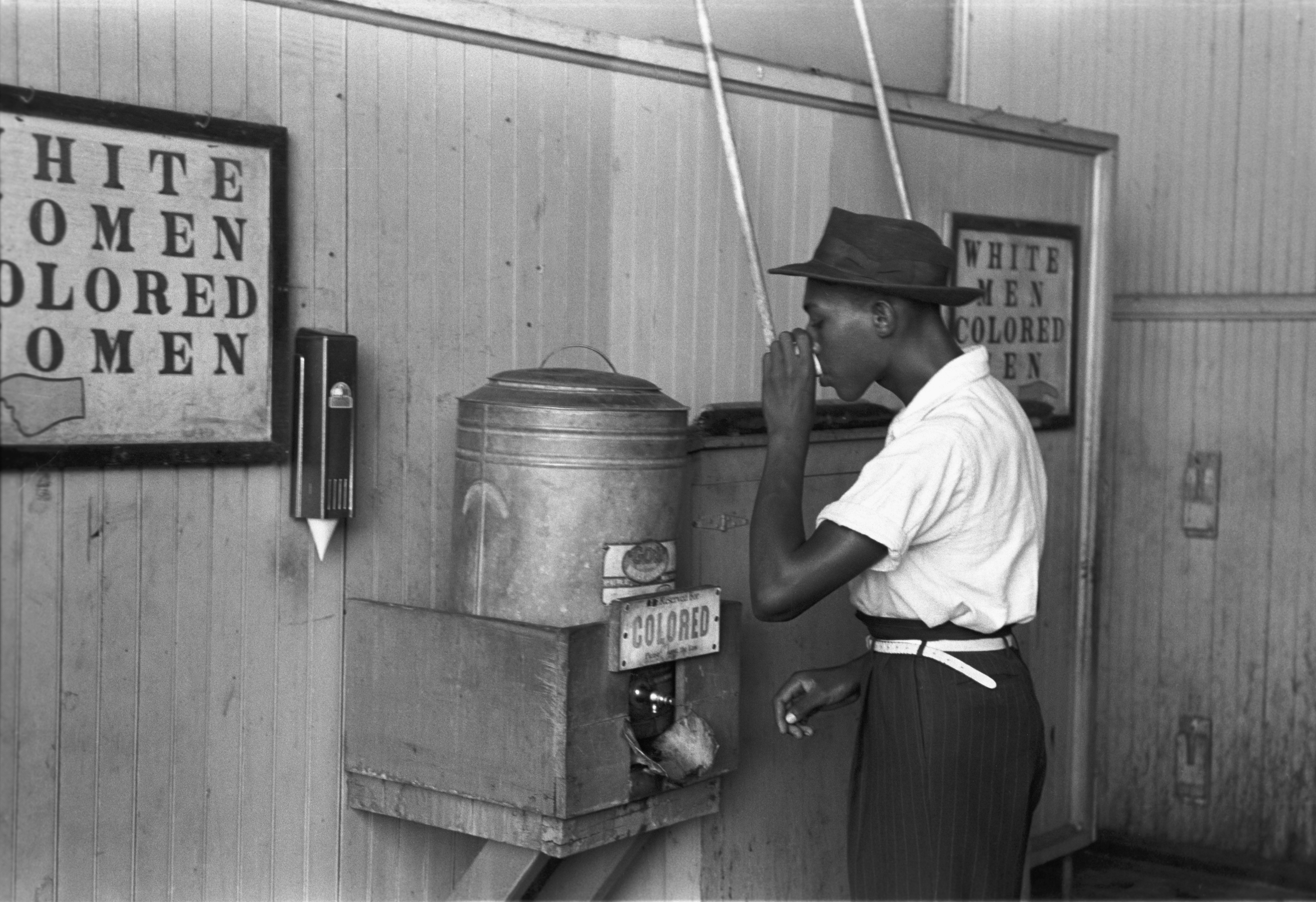 Een zwarte man drinkt uit een fontein voor zwarte mensen. Oklahoma, 1939. Bron: WikiCommons.