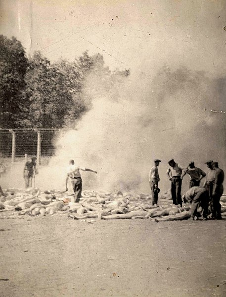 Sonderkommando gevangenen verbranden lijken, in het geheim gemaakte foto uit augustus 1944.
