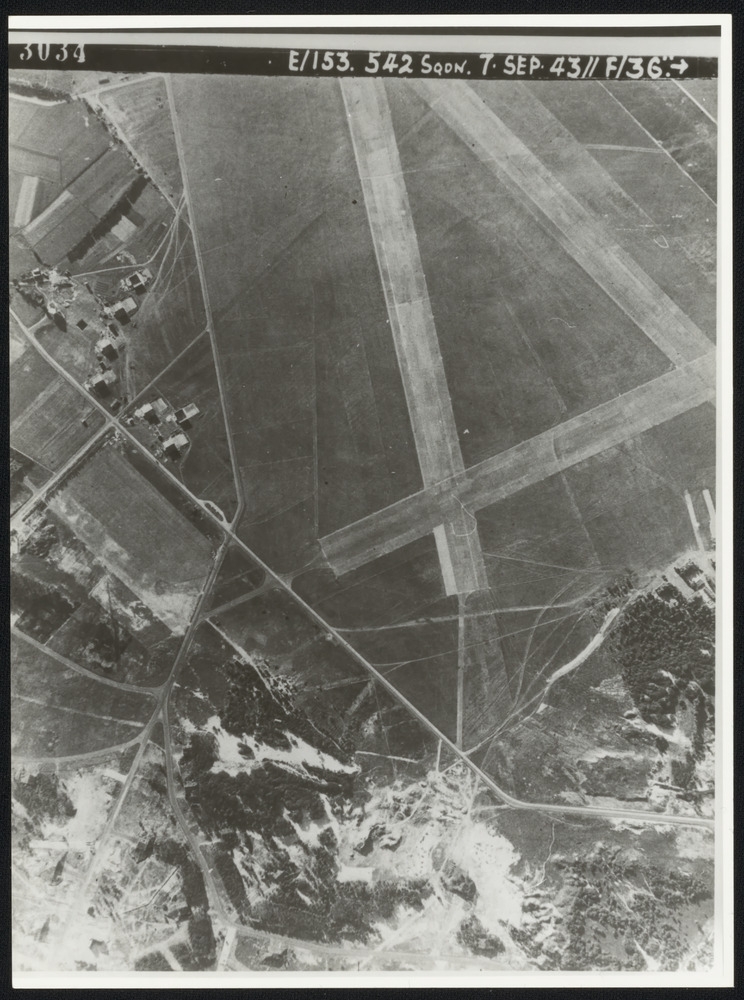 Luchtfoto van Fliegerhorst Deelen voor een geallieerd bombardement