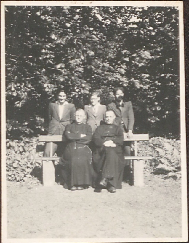 Boy Ecury (rechts) met vrienden bij de fraters in Tilburg.