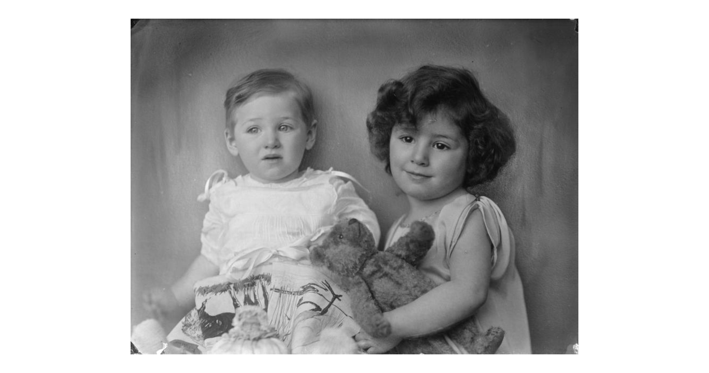 Beatrice 'Babs' (links) en Edith Carla Musaph (rechts) rond 1923.