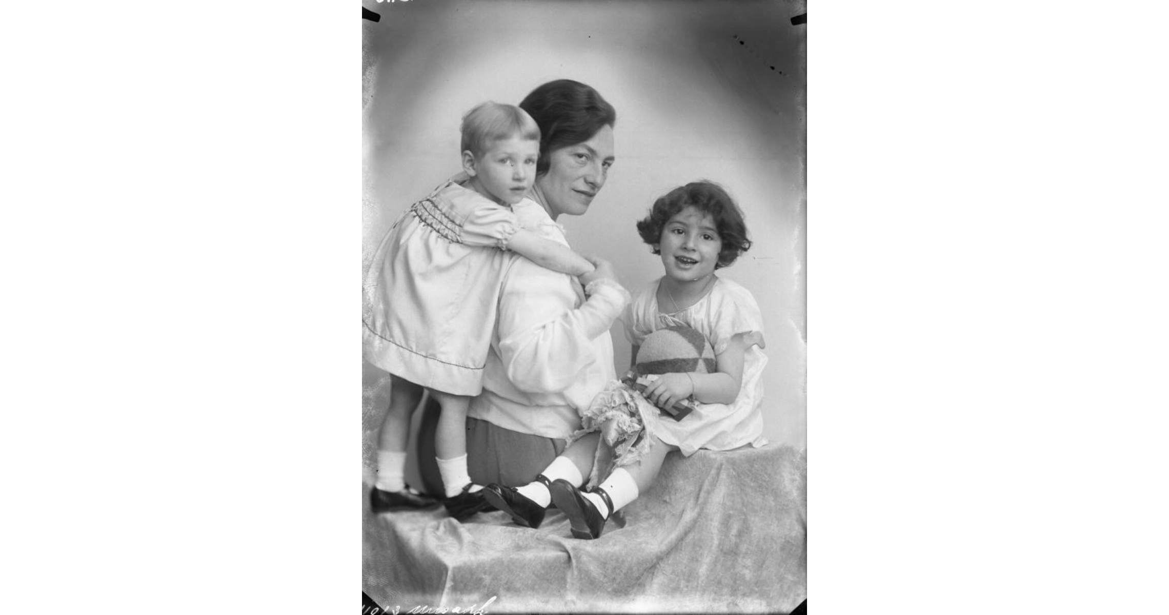 Beatrice 'Babs' (links) en Edith Carla Musaph (rechts) met in het midden moeder Eva Musaph-Kanteman, rond 1923.