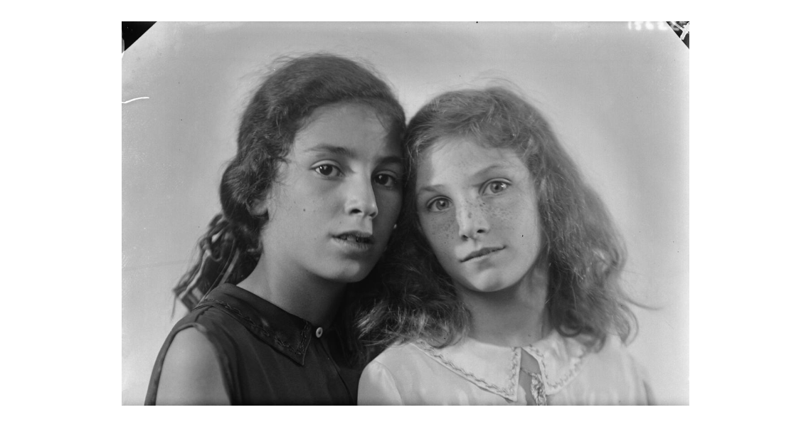 De zussen Carla (links) en Babs (rechts) in 1931.