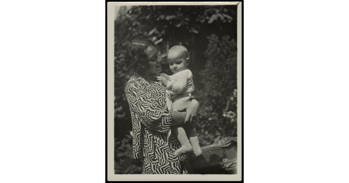 Moeder Johanna met zoontje op haar arm in juli 1934.