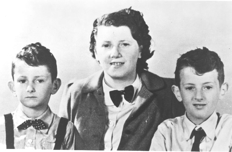 De broertjes Hornemann met hun moeder Elisabeth Hornemann-Docters