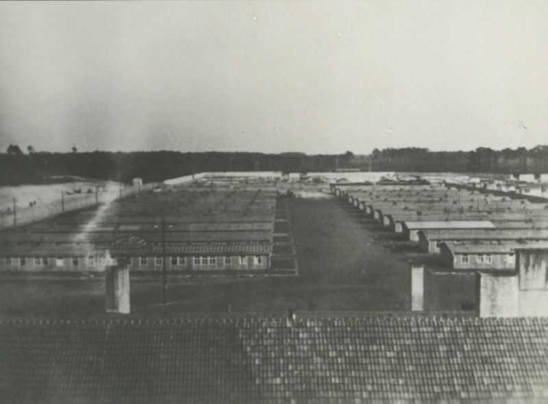 Zwart wit photo van de barakken van Ravensbrück. 