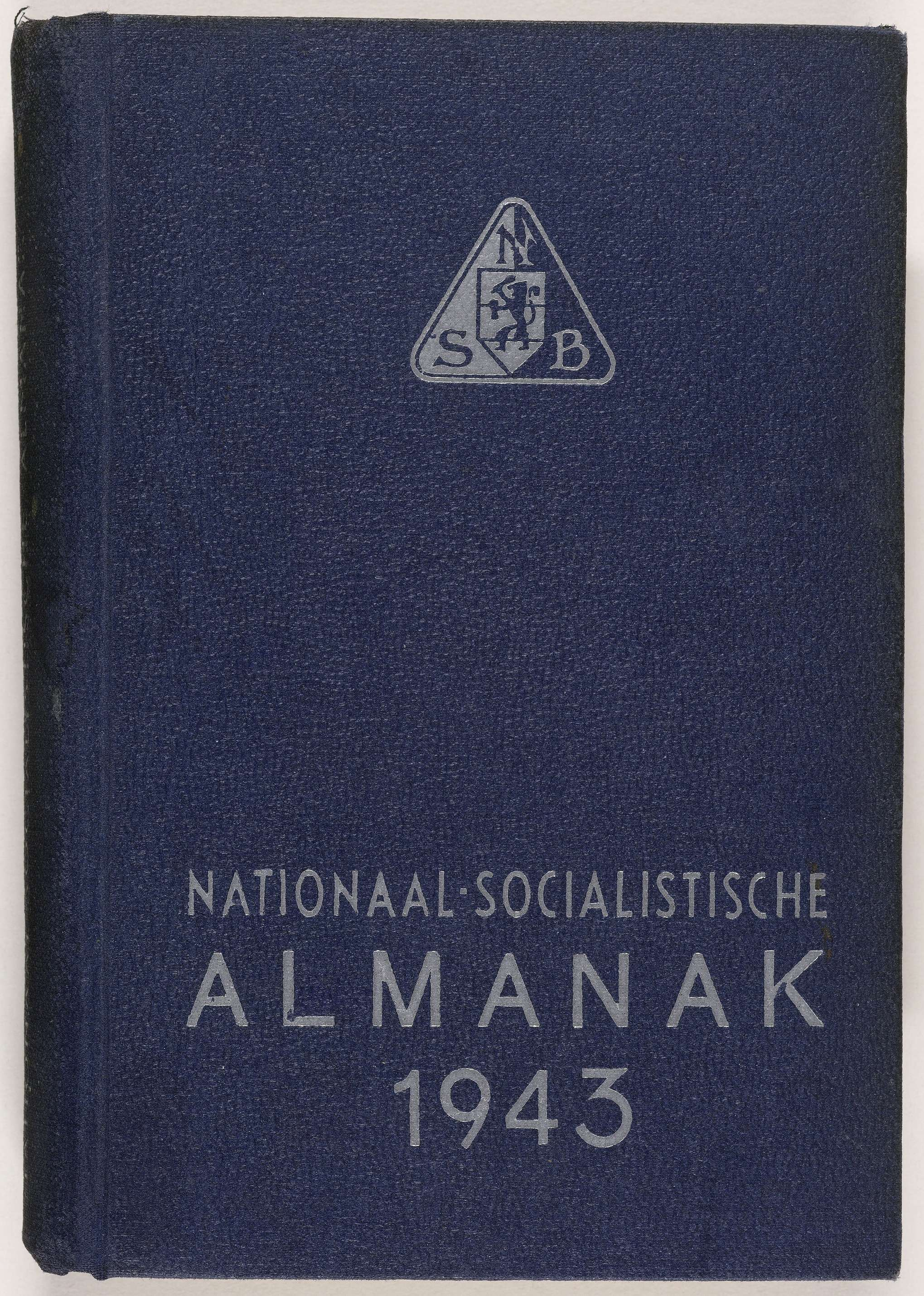 De NSB almanak van 1943, met daarin de namen van de NSB'ers die vanuit Indonesië naar Suriname zijn overgebracht en gevangen zitten in Kamp Jodensavanne
