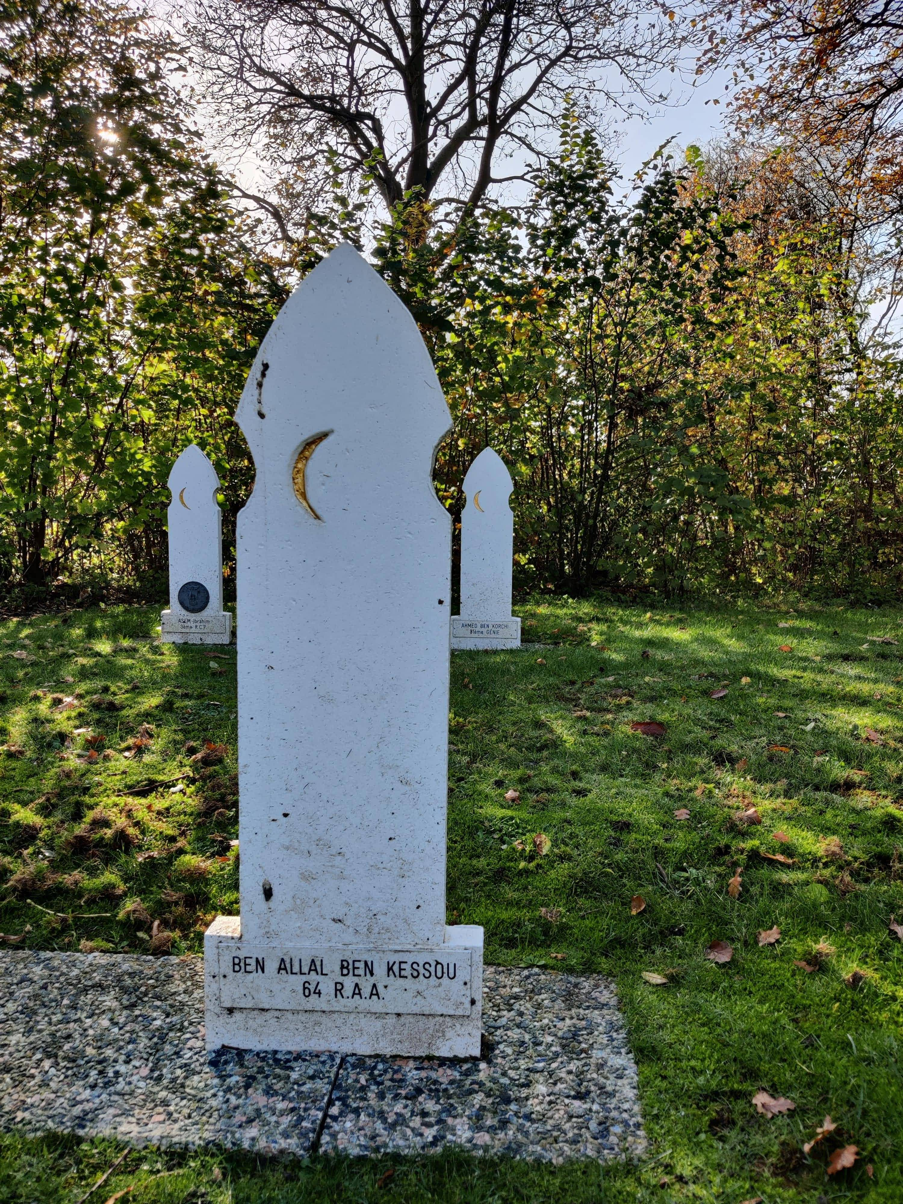 Het graf van de Marokkaanse militair, gesneuveld in Franse dienst, Ben Allal Ben Kessou op het Franse Militaire ereveld in Kapelle.