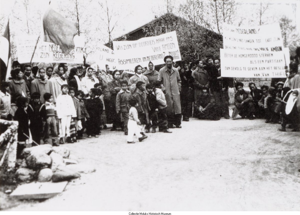 Bewoners van Ybenheer demonstreren tegen de invoering van de Zelfzorg in 1956.