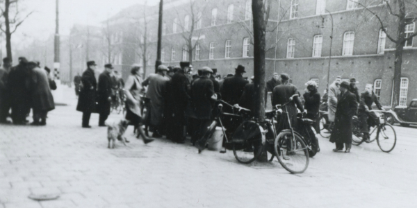 Conducteurs en trambestuurder in de Amsterdamse Sarphatistraat