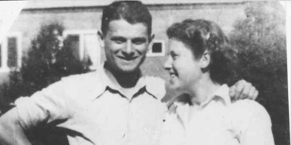 Jules Schelvis met zus Milly in 1939