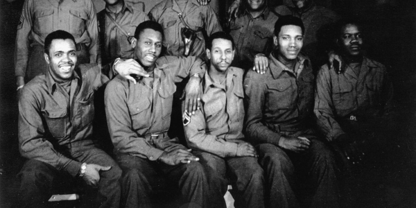 Een groep Afro-Amerikaanse soldaten poseert voor een groepsportret in de winkel van de firma Dom Vandenbergh in Sittard, 1944. Foto:  dochter van Dom Vandenbergh.