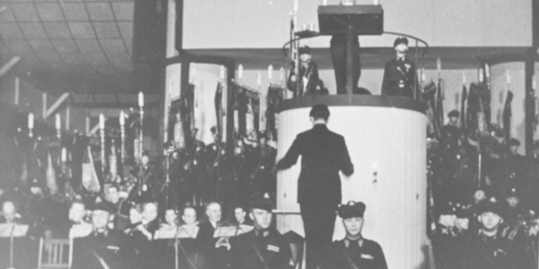 De derde NSB Landdag, gehouden op zaterdag 30 maart 1935 in het RAI gebouw te Amsterdam. Mussert spreekt tot de menigte. Bron: NIOD.