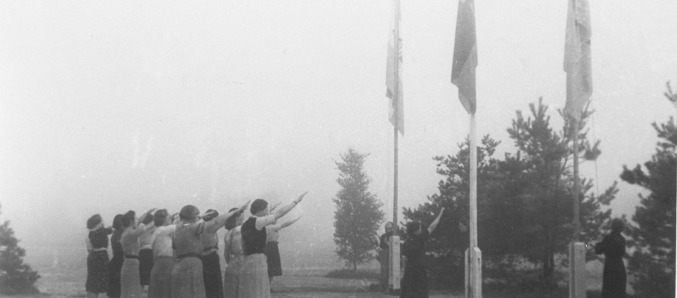 Vrouwen in een NSVO-kamp hijsen de vlag, ergens in 1939