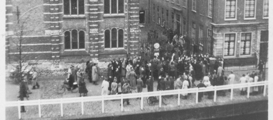 Studenten na de rede van Cleveringa bij het Academiegebouw in Leiden