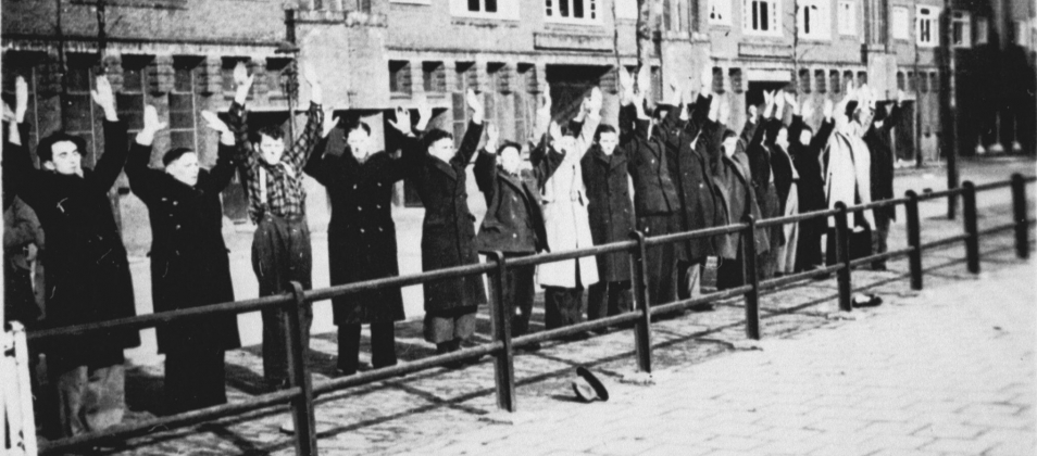 Joodse mannen in de Nieuwe Uilenburgerstraat tijdens de razzia op 22 februari 1941