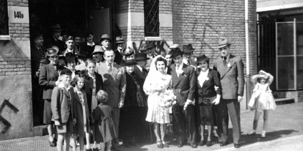 Het laatste huwelijk in de synagoge Carpentierstraat in Den Haag, die met hakenkruizen beklad was, in mei 1942