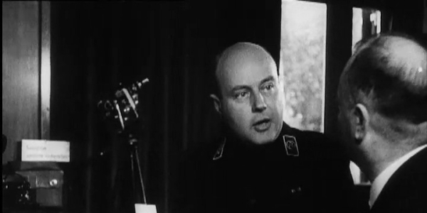 Jan Teunissen in gesprek met NSB-leider Anton Mussert tijdens het kamp van de propaganda afdeling van de NSB. 