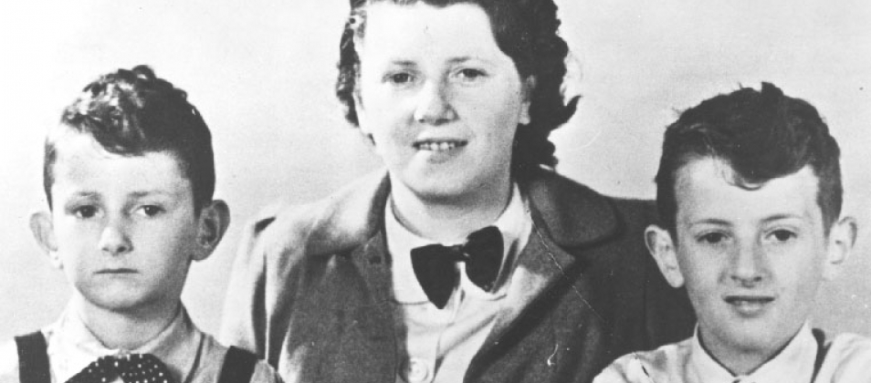 De broertjes Hornemann met hun moeder Elisabeth Hornemann-Docters
